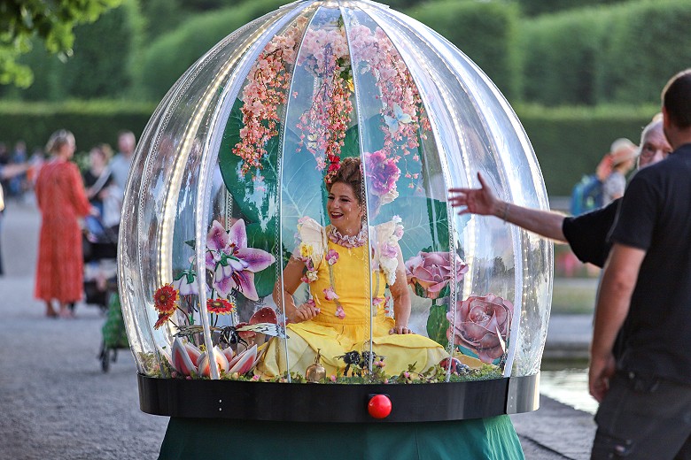 Kleines Fest - The Show Globe - Enchanted Flower Globe
